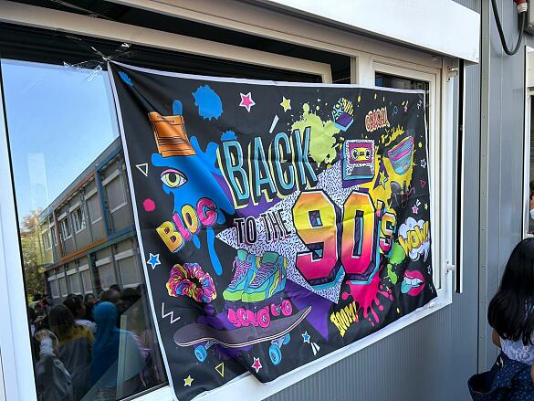 Der Schulhof ist bunt geschm&uuml;ckt