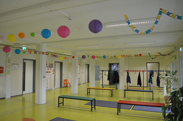 Der Eingangsbereich ist bunt geschm&uuml;ckt