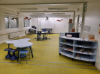 Klassenraum der blauen Lerngruppe mit Visuboard