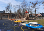 Unser Schulhof mit Spielgerät.